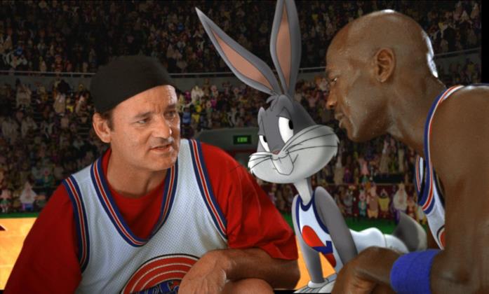 Michael Jordan e Bill Murray con Bugs Bunny sul campo di basket