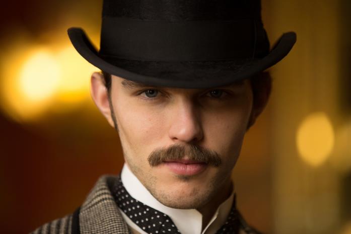 Nicholas Hoult Nicholas Hoult nei panni di Tesla