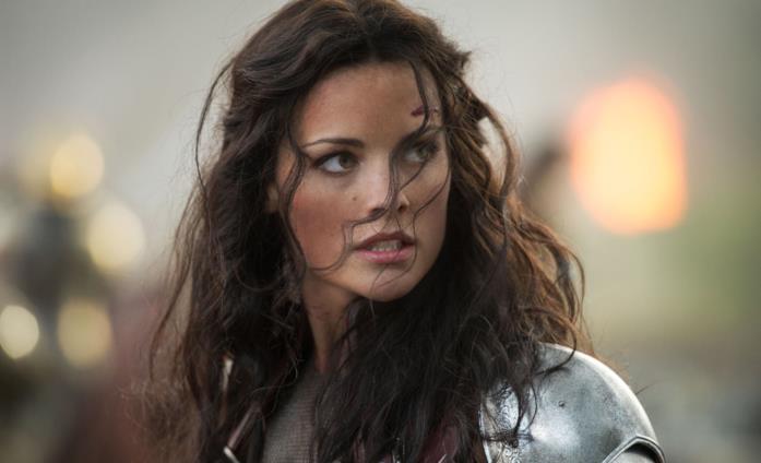 Jaimie Alexander in una scena di Thor: The Dark World