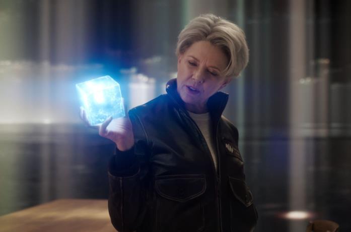 Annette Bening nei panni della Suprema Intelligenza