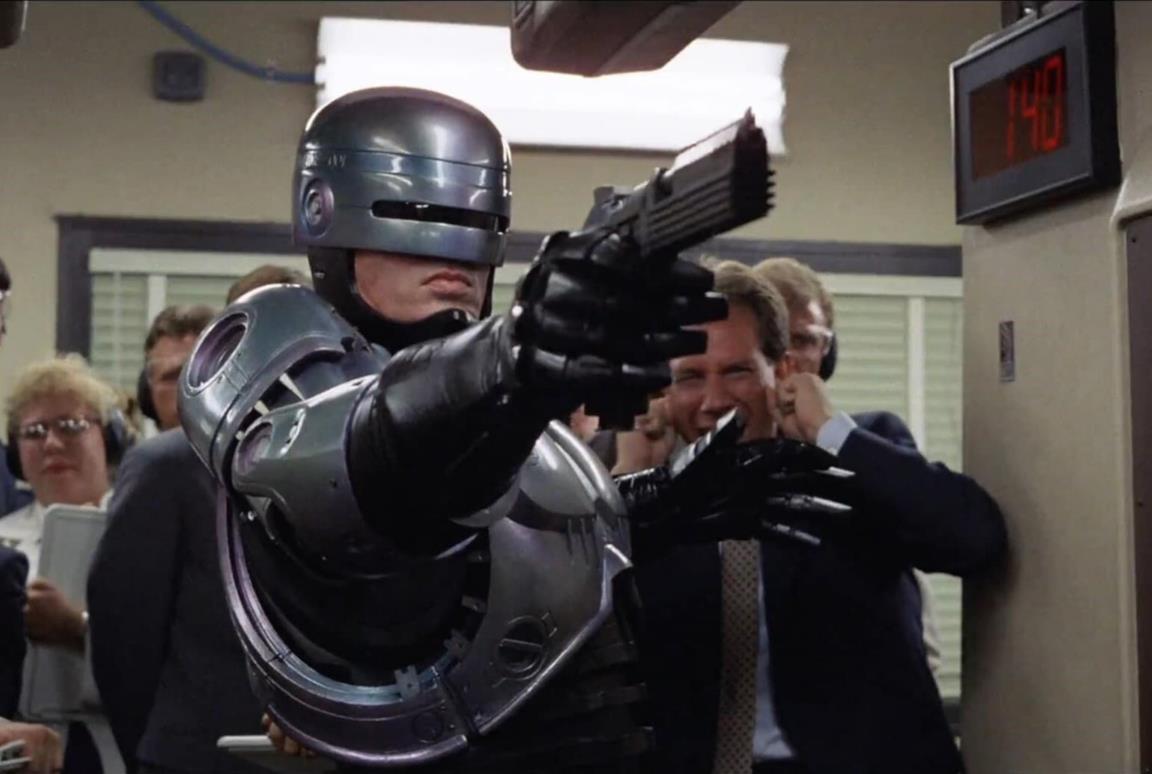 RoboCop con la pistola in mano