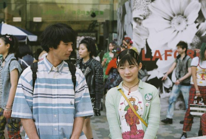 Il momento per crescere, il film d'amore e nostalgia da vedere su Netflix Mirai Moriyama e Sairi Itô in una scena del film Il momento per crescere