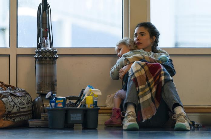 Margaret Qualley in una scena della serie Netflix Maid