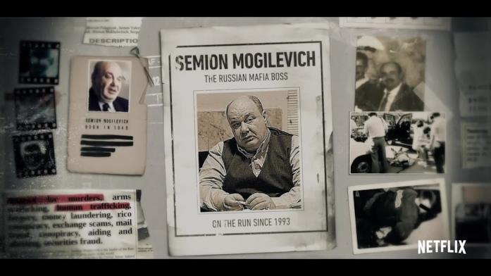 La foto di Semion Mogilevich nello show Netflix Alcune foto di Semion Mogilevich appese in una bacheca