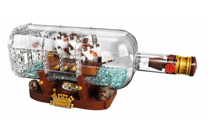 Primo piano del nuovo modello LEGO per la linea Ideas: Ship in a Bottle