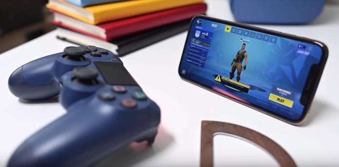 Un controller per PlayStation 4 abbinato ad iPhone X