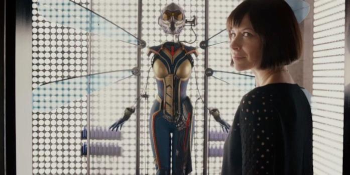 Evangeline Lilly e il suo costume da Wasp Evangeline Lilly e il suo costume da Wasp al termine di Ant-Man