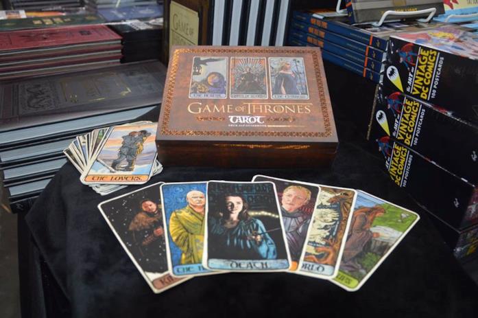 Un'immagine dei tarocchi di Game of Thrones Un'immagine dei tarocchi di Game of Thrones direttamente dal San Diego Comic-Con