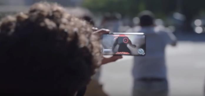 Samsung, il Galaxy S10 punterà anche sulla realtà aumentata Un nuovo gioco in AR in esecuzione su uno smartphone Samsung
