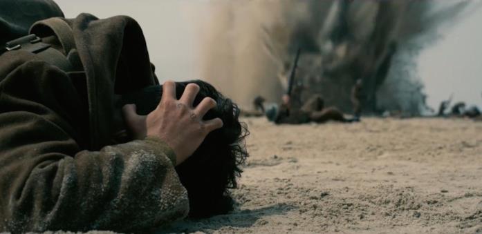Una delle primissime scene di Dunkirk in cui i bombardieri dell'Asse attaccano la spiaggia
