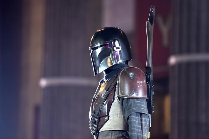 Pedro Pascal in una scena della serie TV The Mandalorian
