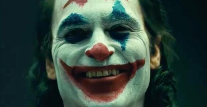 Un primo piano di Joaquin Phoenix nei panni del Joker