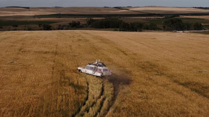 Ghostbusters: Legacy Trevor guida la station wagon in un campo di grano