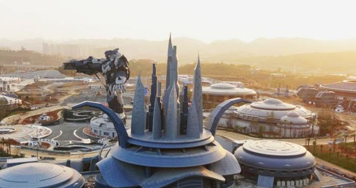 La statua gigante di un robot, una delle attrazioni dell'Oriental Science Fiction Valley