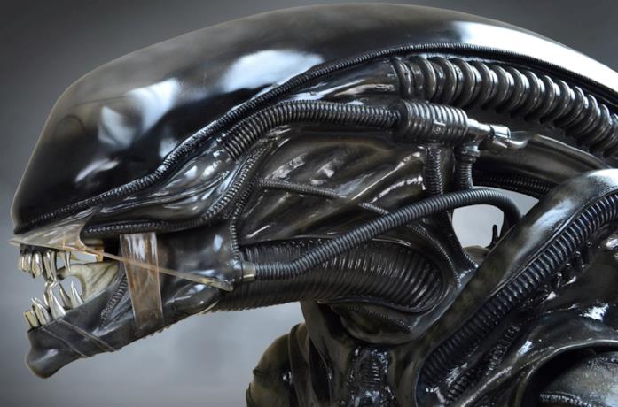 Un dettaglio della statua dello Xenomorfo
