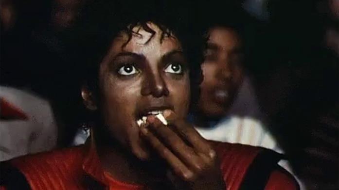 Michael Jackson mangia pop-corn Michael Jackson mangia pop-corn mentre è al cinema
