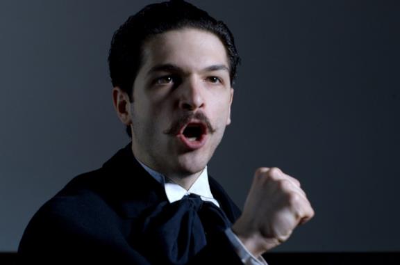 Andrea Anastasio in una scena del film L'anarchico venuto dall'America