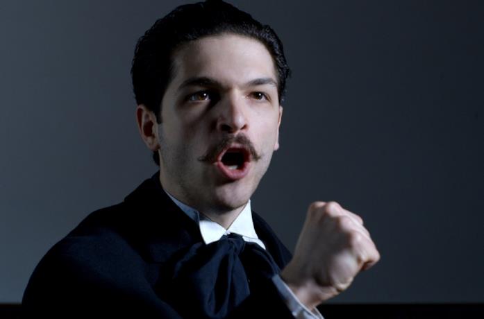 Andrea Anastasio in una scena del film L'anarchico venuto dall'America