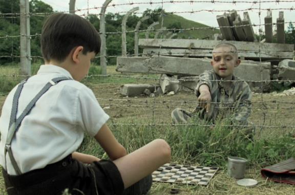 Una scena de Il bambino con il pigiama a righe