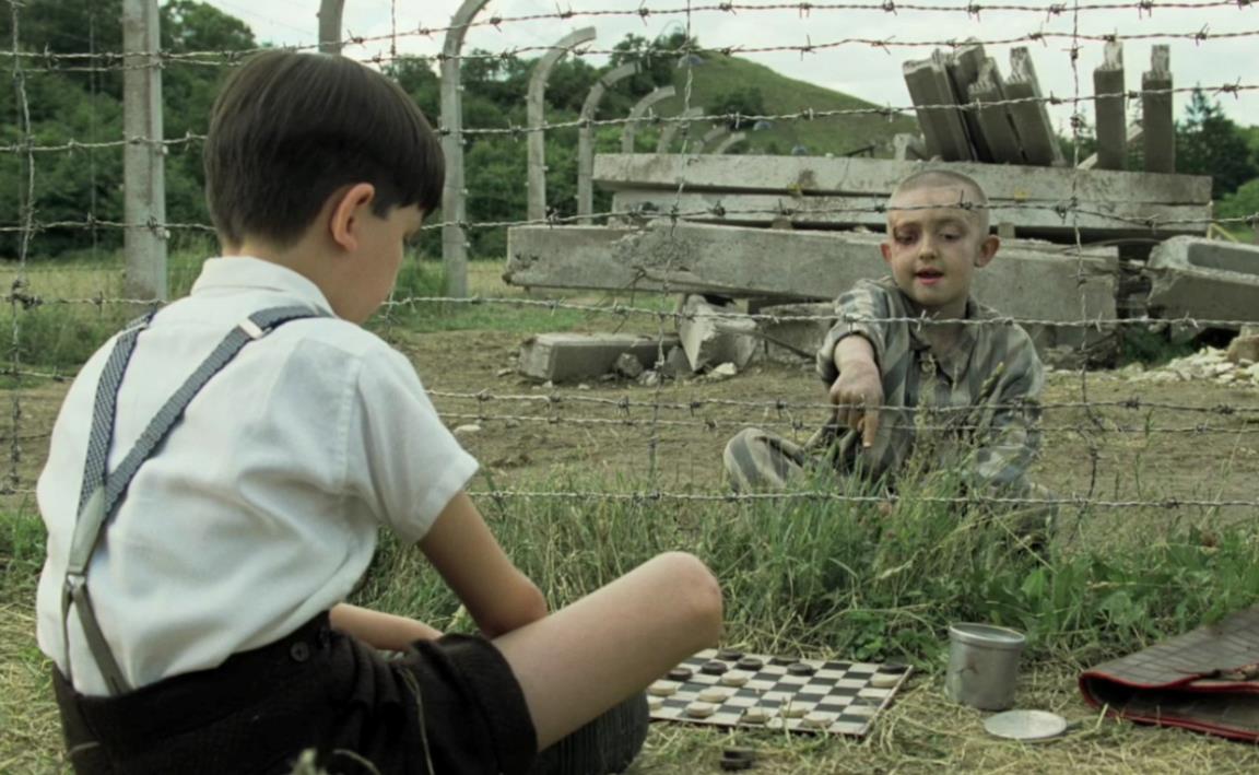 Una scena de Il bambino con il pigiama a righe