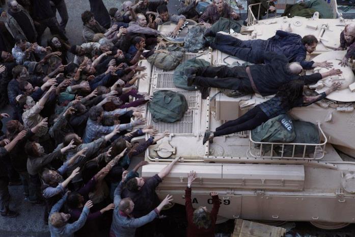 Il carro armato in The Walking Dead Rick è assediato dagli zombie nel carro armato