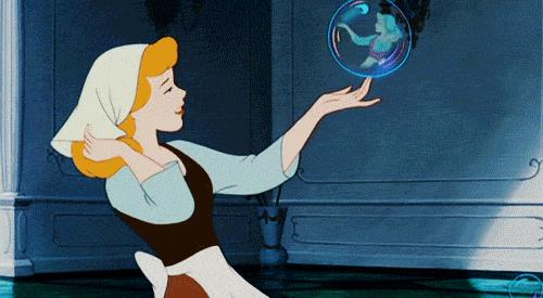 Cenerentola Cenerentola si specchia nella bolla di sapone