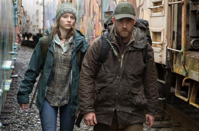 Thomasin McKenzie e Ben Foster in una scena del film Senza lasciare traccia