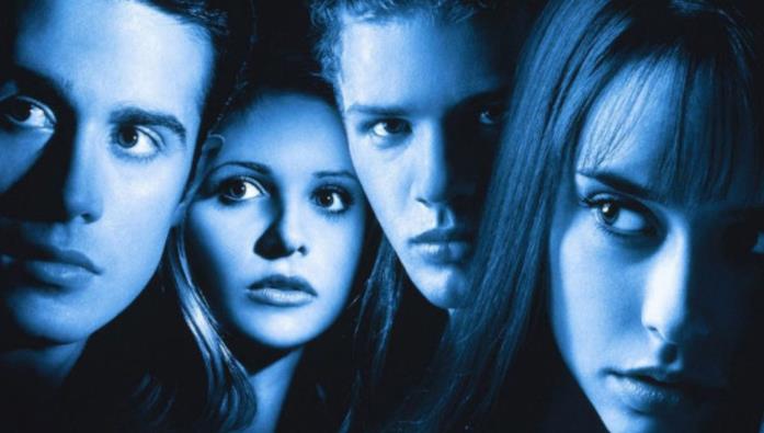 I volti illuminati di blu dei quattro protagonisti del film So cosa hai fatto