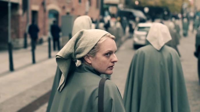June in una scena di The Handmaid's Tale The Handmaid's Tale, la protagonista Elisabeth Moss