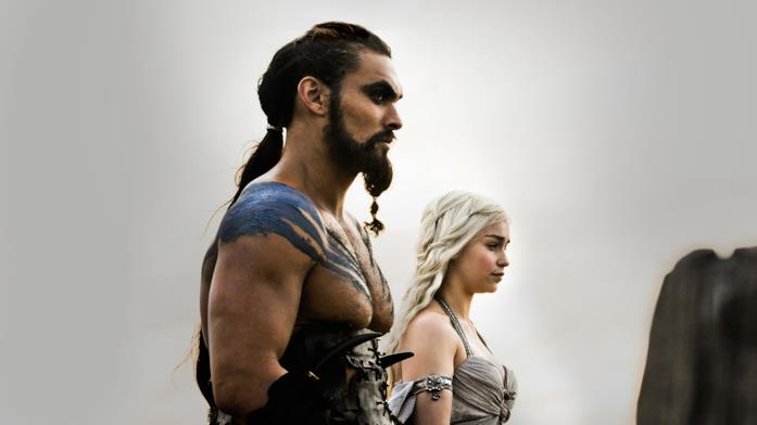 Emilia Clarke avrebbe spezzato il cuore a Jason Momoa anticipandogli la fine di Daenerys Jason Momoa in scena con Emilia Clarke in Game of Thrones