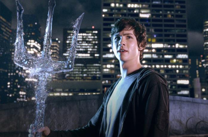 Percy Jackson con il tridente del padre
