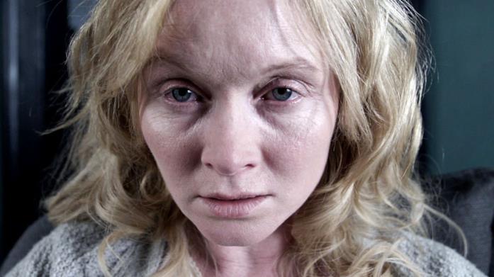 Amelia (Essie Davis) Un primo piano del viso esausto di Amelia dopo diverse notti insonni.