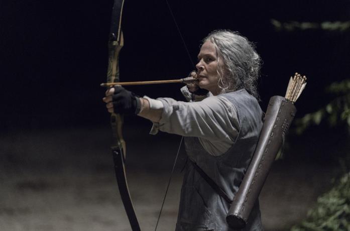 Carol armata di arco in The Walking Dead Stagione 10