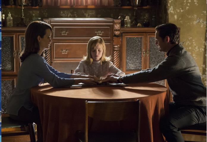 La famiglia protagonista di Ouija l'origine del male La seduta spiritica della famiglia di Ouija l'origine del male