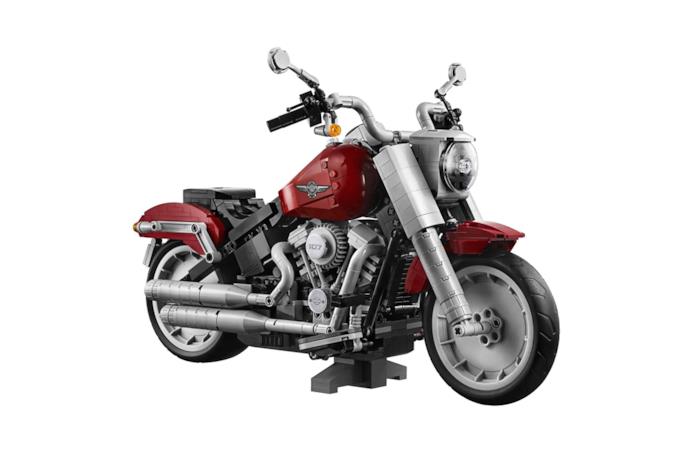 Un primo piano della Harley-Davidson Fat Boy realizzata coi mattoncini LEGO