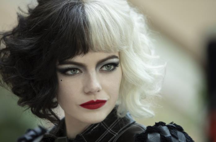 Emma Stone in una foto promozionale del film Crudelia