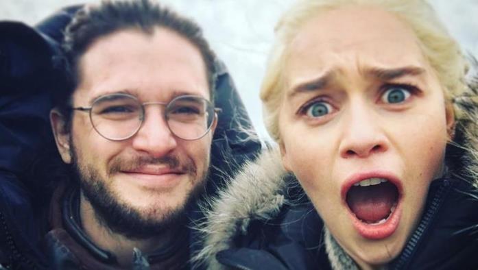 Emilia Clarke è sbalordita dallo strano look di Jon Snow