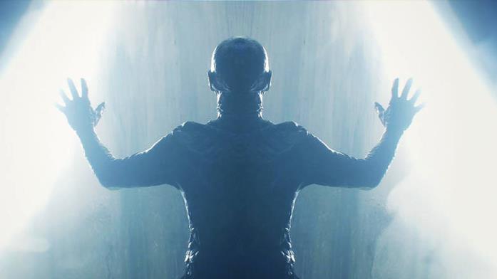 Una strana creatura di The Void in controluce Uno dei protagonisti di The Void nel finale onirico del film