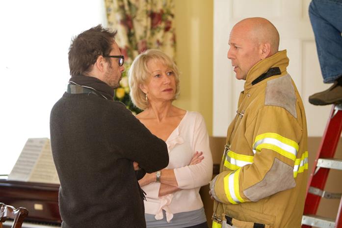 Una foto sul set del film Red Il regista Robert Schwentke con Helen Mirren e Bruce Willis