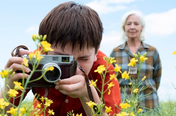Oscar fotografa i fiori con la nonna