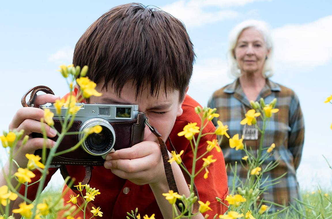 Oscar fotografa i fiori con la nonna