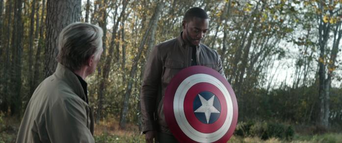 Lo scudo che lo Steve anziano regala a Sam nel finale di Endgame Lo scudo che Steve dona a Sam in Avengers - Endgame