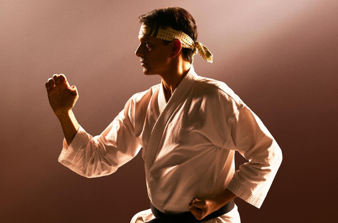 Il protagonista in posa da karateka
