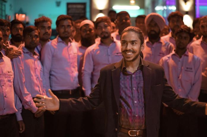 Adarsh Gourav in una scena del film La tigre bianca