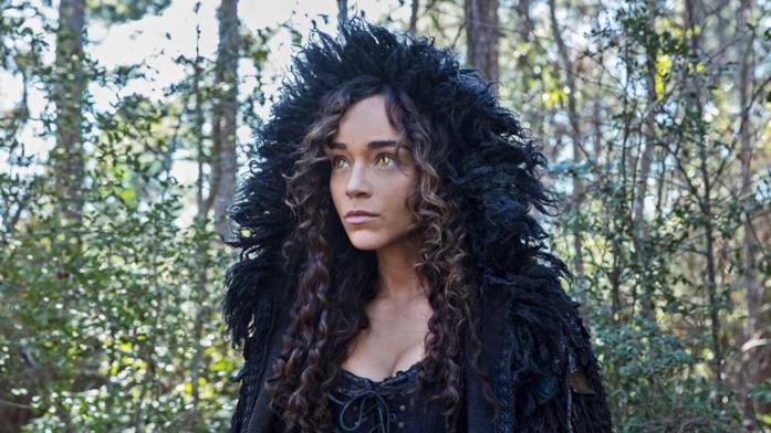 La strega Tituba è interpretata da Ashley Madekwe La bellissima Ashley Madekwe interpreta Tituba