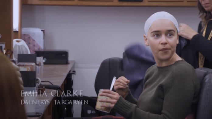 Game of Thrones: le parrucche di Emilia Clarke e i preparativi dietro le quinte Emilia Clarke dietro le quinte di Game of Thrones 8