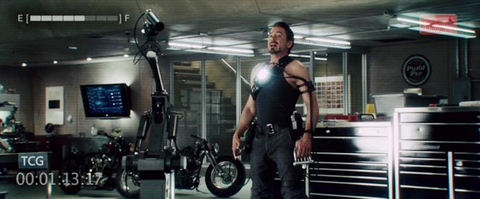 Il robot U registra tutte le attività nel laboratorio di Tony Stark L'intelligenza artificiale U aiuta Tony nella creazione di altri robot