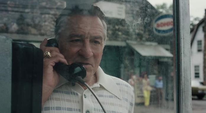 Robert De Niro in una cabina telefonica in una scena di The Irishman di Martin Scorsese