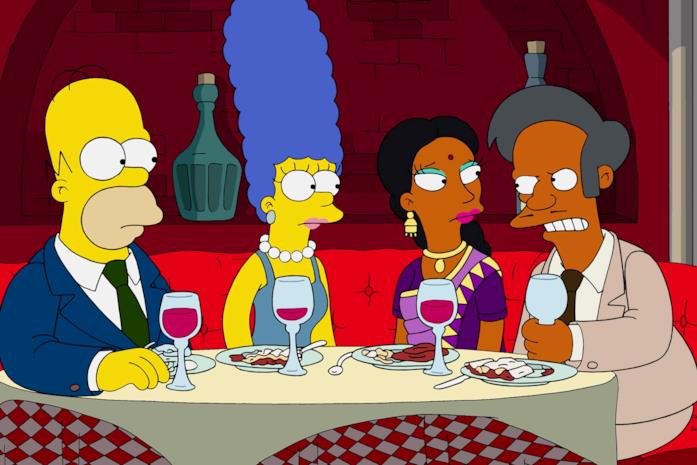 I Simpson Homer e Marge a cena con Apu e consorte