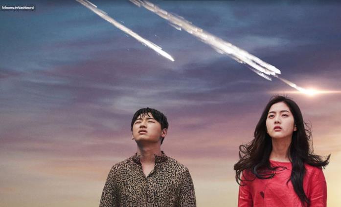 SF8 - Baby it's over outside I protagonisti di Baby it's over outside osservano il cielo